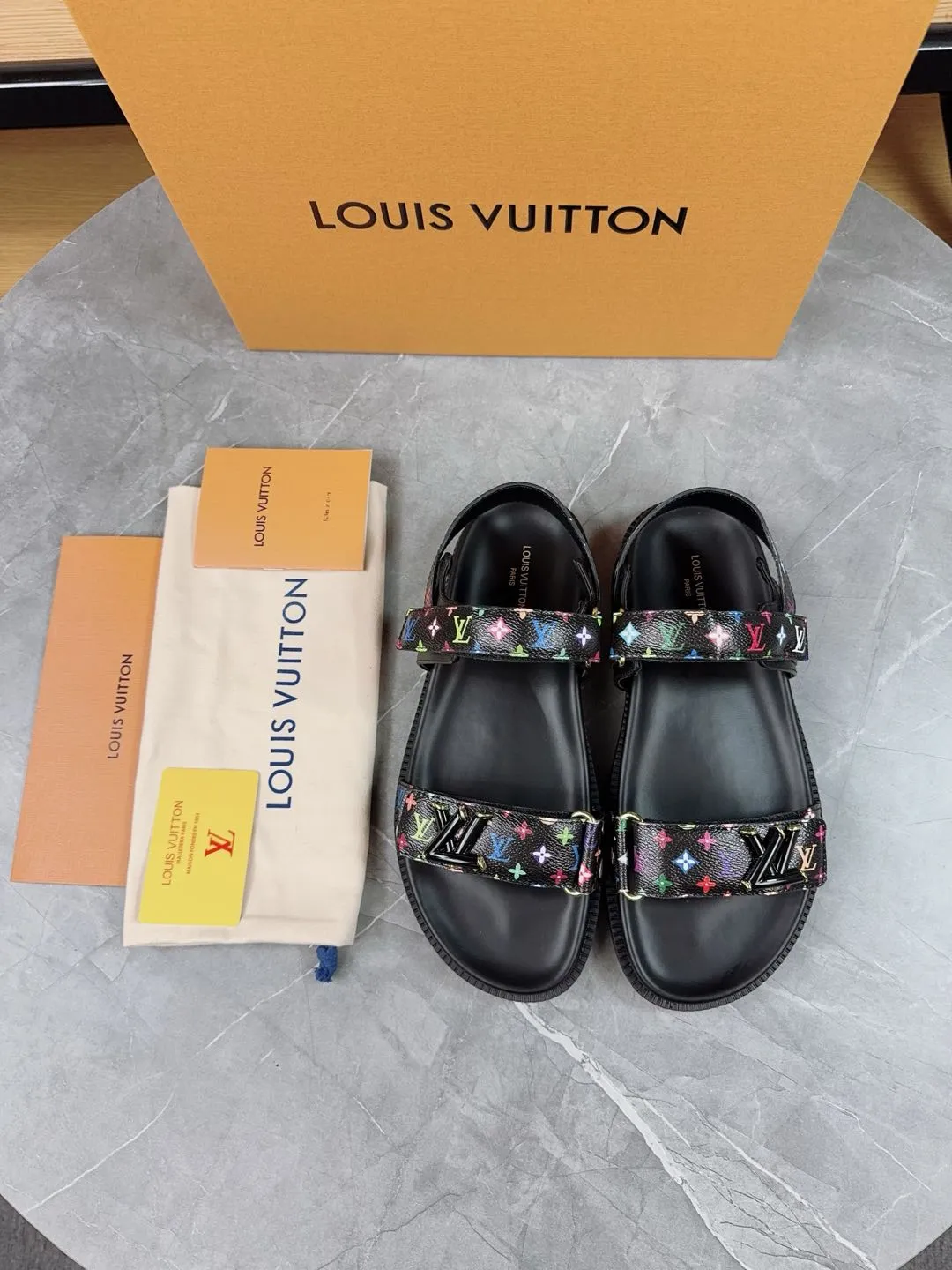 👟👟Ex-factory price 460👟👟 🌈LV | Louis Vuitton 🧡💚2025 spring and summer new style top version‼ ️The original version is the same. The counter focuses on the latest new beach shoes. Hard goods are new🆕 ❥Purchase level! Full of high-end feel! A popular model among bloggers at home and abroad, it’s retro and fashionable and looks amazing on your feet! Mainly recommended model on the official website★ ━━━━━ ЅᏇєєt ━━━━━ ▪️Upper: original customized leather ▪️Inner lining: cow lining ▪️Outsole: rubber PU combination high-end outsole ▪️Shoe size: 35-45 (35-45 customized